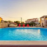 Marina 3 With Shared Pool *