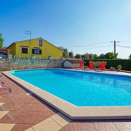 Marina 3 With Shared Pool *