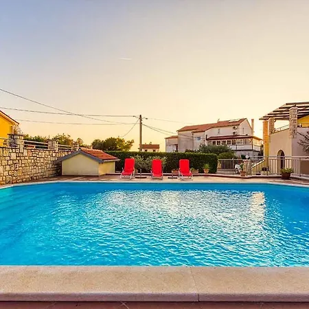 Marina 3 With Shared Pool *