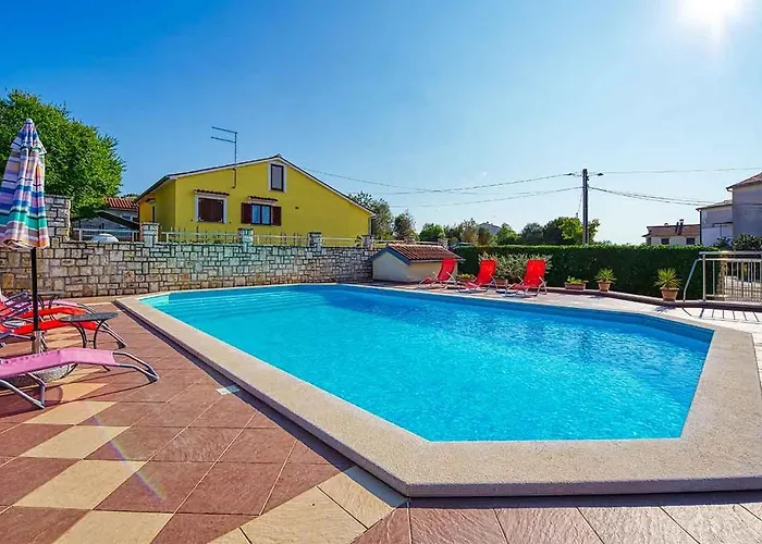 Marina 3 With Shared Pool *
