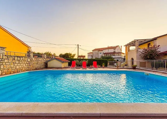 Marina 3 With Shared Pool *