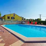 Marina 3 With Shared Pool *